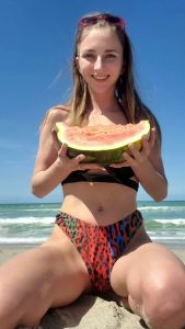 Camsrating Macy Meadows eats watermelon